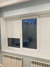 Белые кассетные рулонные жалюзи на створки окна